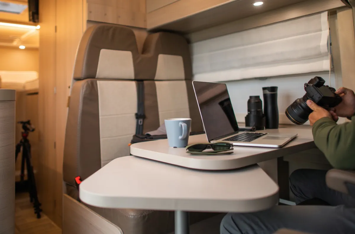 Liste du matériel nécessaire pour équiper la cellule d'un camping-carle aménagé