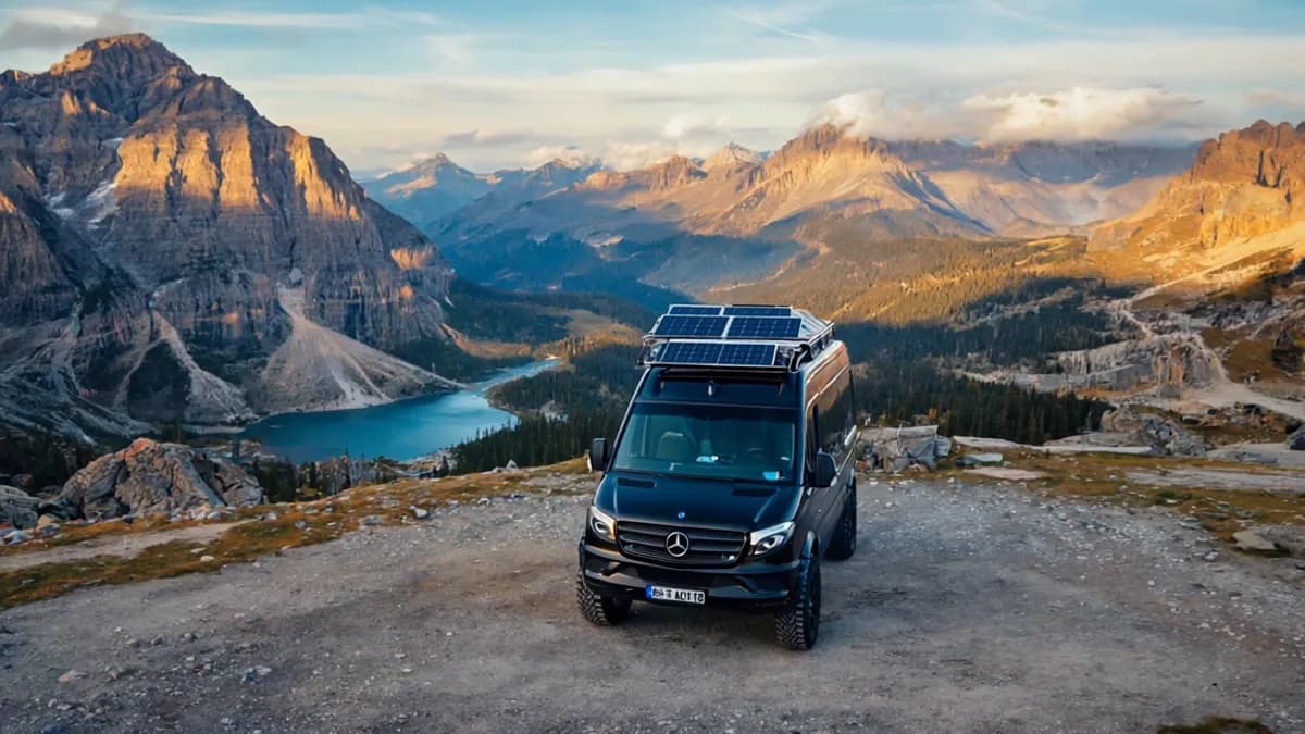 Sprinter 4x4 noir en haute montagne