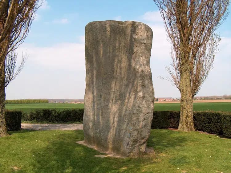 Mégalithe pierre de Brunehaut à Lesdain